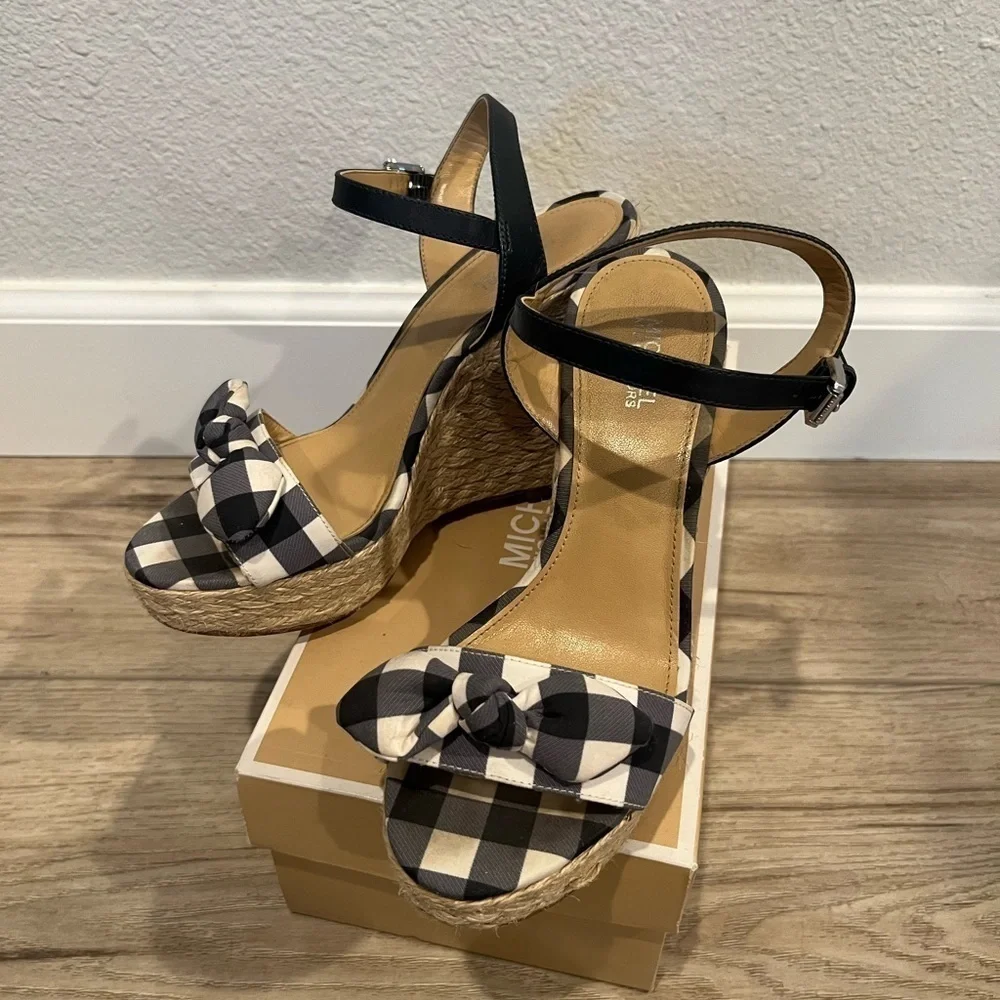 Michael Kors Woman Black/ White Classic Bow Front Platform Sandals, Size…